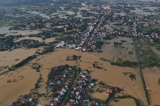 Hàng nghìn hộ dân ngoại thành Hà Nội bị ngập