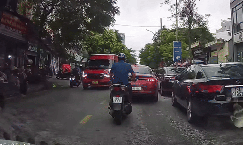 Người đi xe máy húc vào đuôi ôtô rồi bỏ đi