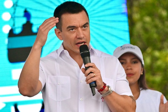 Ecuador nói vụ ném đá xe Tổng thống là 'mưu sát'