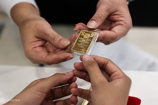 Từ 10/10, mua bao nhiêu vàng sẽ phải trả bằng chuyển khoản?