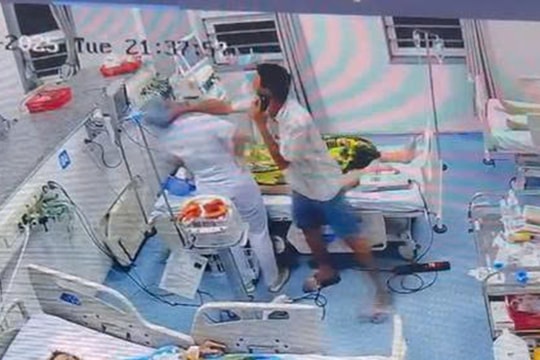 Nữ điều dưỡng bị người nhà bệnh nhân đánh vào đầu