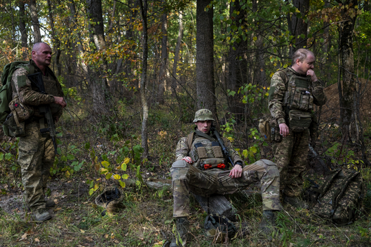 Binh sĩ Ukraine 'nhận phụ cấp chiến đấu, đi bán bánh cho vợ cấp trên'