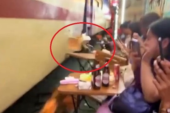 'Trả giá đắt vì không dẹp nổi phố cà phê đường tàu Hà Nội'