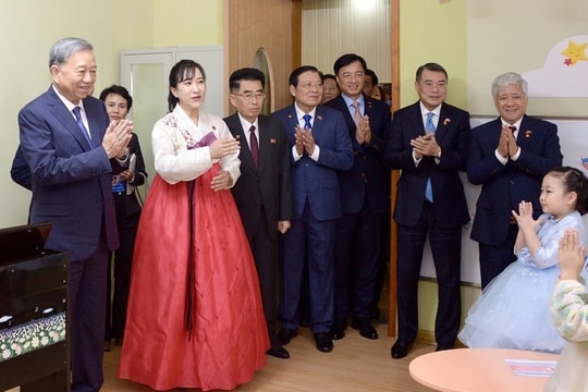 Tổng Bí thư thăm lớp học mang tên Chủ tịch Hồ Chí Minh tại Triều Tiên