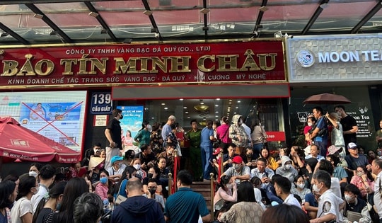 VIDEO: Người dân chen chúc xếp hàng chờ mua vàng khi giá vượt 142 triệu đồng/lượng