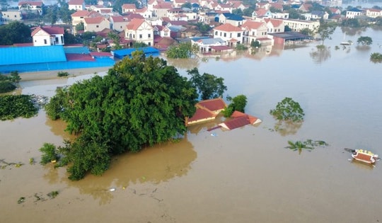 VIDEO: Nhiều khu dân cư ở Bắc Ninh nước ngập mái nhà trong trận lũ lịch sử