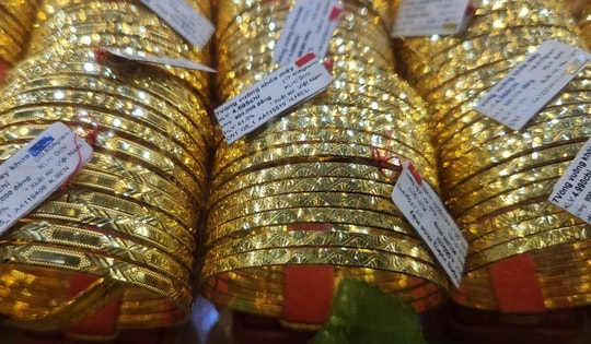 Tối 9-10, xuất hiện giá vàng miếng SJC vượt 148 triệu đồng ở cửa hàng vàng nhỏ