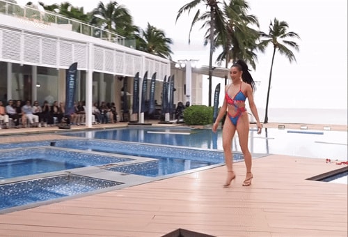 Hoa hậu Nhật Bản mặc bikini, nhào lộn trên sân khấu