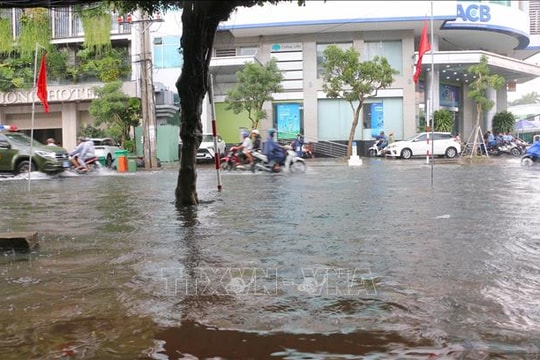 Nhiều tuyến đường ở Long Xuyên ngập nặng sau mưa lớn