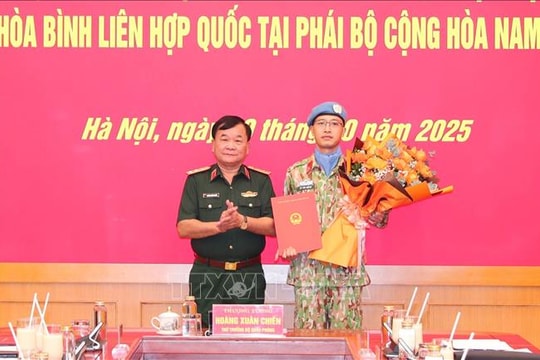 Trao quyết định cho sĩ quan đi làm nhiệm vụ gìn giữ hòa bình tại Nam Sudan