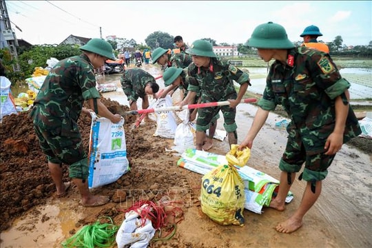 Hỗ trợ, ứng cứu người dân khỏi các vùng ngập lụt