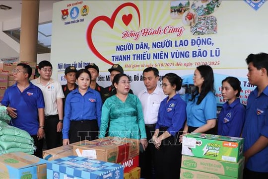 Chuyến xe nghĩa tình chở 20 tấn hàng hóa đến với bà con vùng lũ