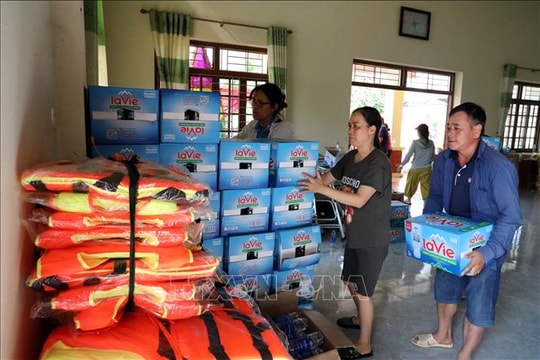 Miễn phí chở hàng hoá cứu trợ bằng tàu hoả