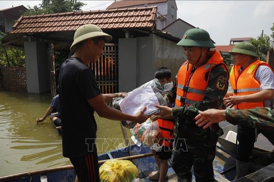 Bộ Tư lệnh Quân khu I trao quân trang hỗ trợ nhân dân Bắc Ninh