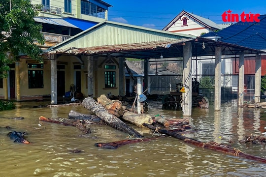 Hà Nội: 16.000 dân xã Trung Giã bị cô lập, nước vẫn vượt báo động III
