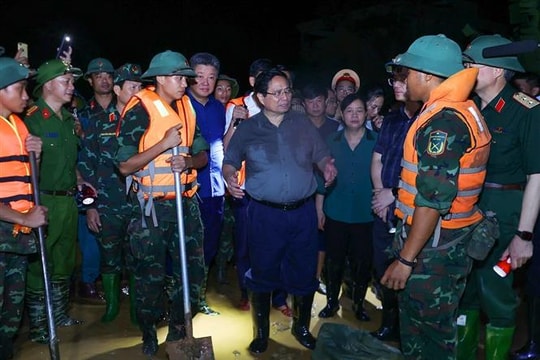 Trong đêm, Thủ tướng Phạm Minh Chính kiểm tra công tác ứng phó mưa lũ tại vùng ven sông của Hà Nội