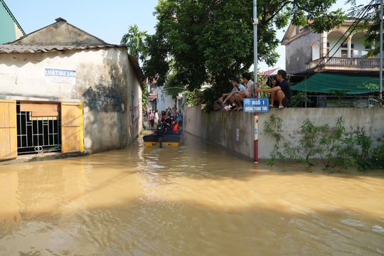 Nước lũ bủa vây, người dân nhiều làng, xã ở Thủ đô hối hả chạy lụt