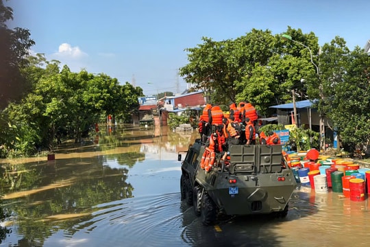 Dàn xe đặc chủng lội nước hỗ trợ người dân vùng lũ lụt Hà Nội