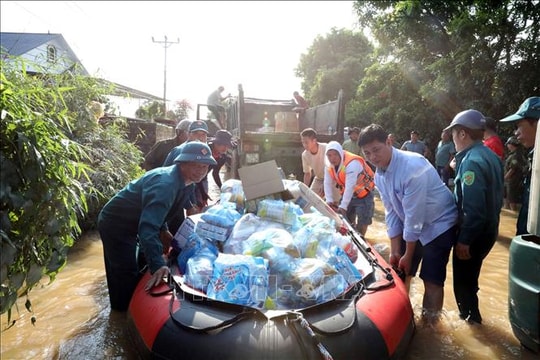 Người dân vùng lũ giữ tinh thần sẻ chia