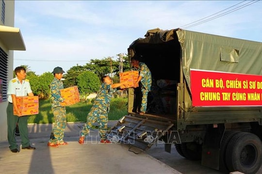 Sư đoàn Không quân 372 thiết thực hỗ trợ người dân vùng mưa lũ