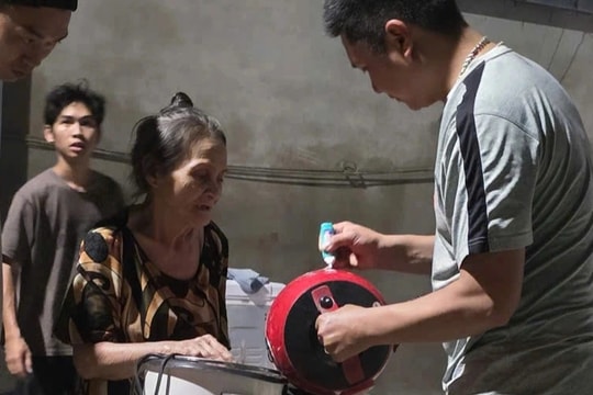 Thợ sửa đồ điện tử miễn phí nhận quà cảm ơn đặc biệt của dân vùng ngập