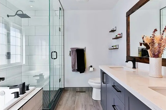 Nên đóng hay mở cửa nhà tắm sau khi sử dụng?