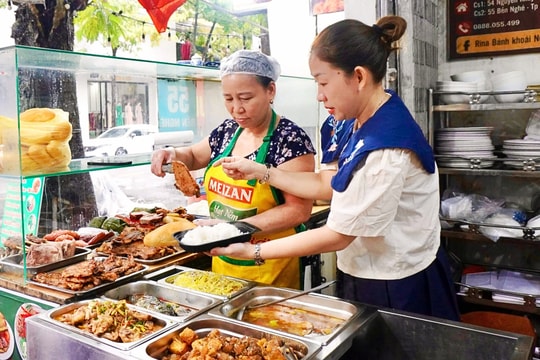 Quán đặc sản Huế gần 40 năm, bán hơn 1.000 suất mỗi ngày