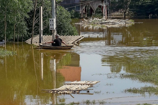 Người dân ngoại thành Hà Nội bất lực trước lũ