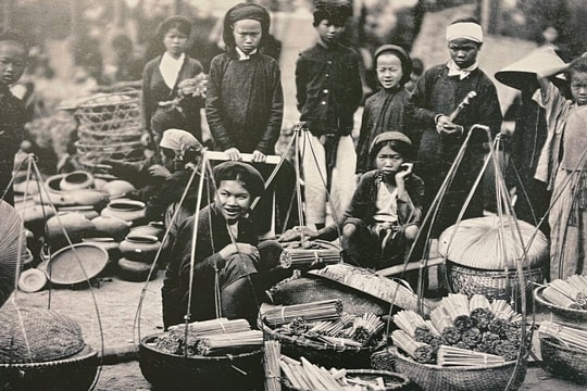 Cảnh buôn bán ở chợ Đồng Xuân hơn 100 năm trước