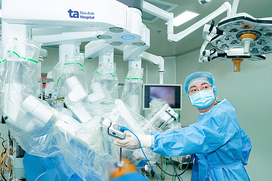 Bất ngờ phát hiện ung thư đại tràng trong chuyến du lịch Việt Nam