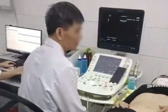 Bác sĩ bị phản ánh 'vừa siêu âm bệnh nhân vừa xem bóng đá'