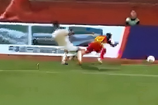 Tiền vệ Trung Quốc đẩy đối thủ ngã gãy cổ