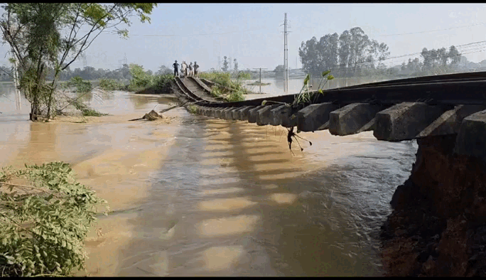Nước lũ cuốn trôi nền đường sắt Hà Nội - Thái Nguyên