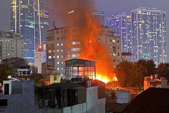 Cháy nhà gần Bệnh viện Phụ sản Hà Nội