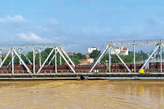 Điều tàu hàng 300 tấn ngăn lũ cuốn trôi cầu đường sắt