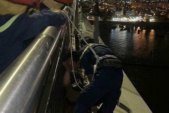 Cảnh sát giải cứu nam thanh niên nhảy cầu Thuận Phước