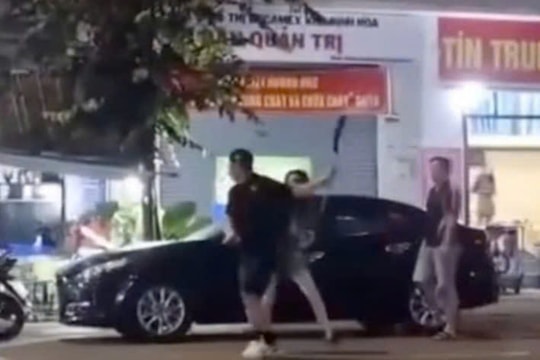 Thanh niên cầm dao rựa chém người trên phố