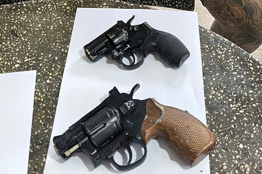 Mang 3 súng tự chế đi trộm chó