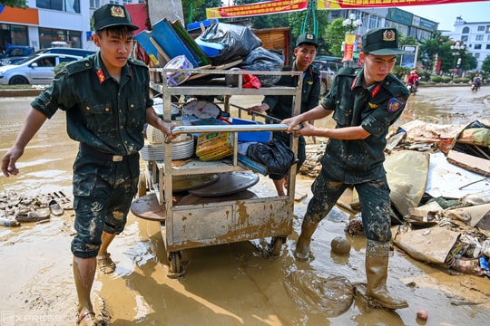 Bộ đội, công an dọn bùn đất sau lũ