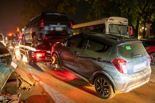 Hàng trăm ôtô ngập nước ở Thái Nguyên chờ xe cứu hộ