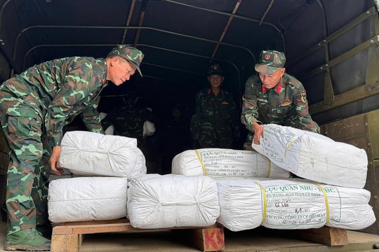 Quân đội chuyển 22.000 chăn màn tới 4 tỉnh ngập nặng