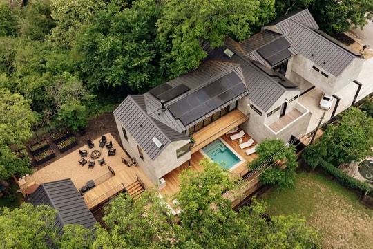 'Nhà sàn' 2,5 triệu USD giữa vùng dễ ngập của vợ chồng Texas