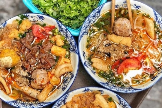 Tôi sợ hãi bát bún riêu 'full topping' ăn sáng của nhiều người Việt