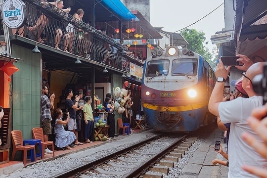 'Chẳng có gì đáng tự hào khi khách Tây kéo tới phố cà phê đường tàu'