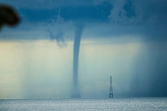 Vòi rồng kéo dài 20 phút trên biển Phú Quốc