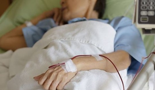 Người phụ nữ 61 tuổi bất tỉnh 10 ngày sau khi ăn xúc xích