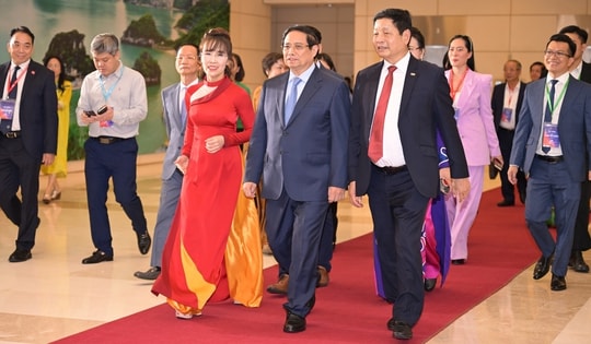 Thủ tướng nhắn nhủ doanh nghiệp "Vươn xa ra biển lớn, tiến sâu vào lòng đất, bay cao trong vũ trụ"