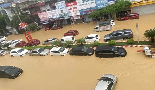 Ô tô ngập nước la liệt ở vùng bão lũ, các hãng bảo hiểm chi trả ra sao?