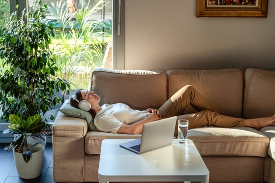 Top 5 nền tảng trị liệu tâm lý trực tuyến được Forbes 2025 bình chọn