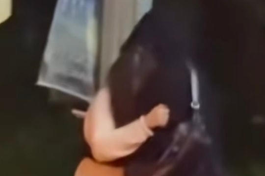 Nam ca sĩ bị tung clip ôm ấp cô gái lạ ở quán bar